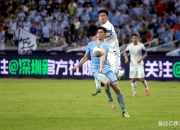 爱游戏APP-顶尖球队对抗，场上角逐激烈，胜者笑到最后