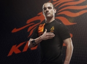 爱游戏在线-赛道与球场的双重奏，当F1争冠战火遇上骑士狂胜