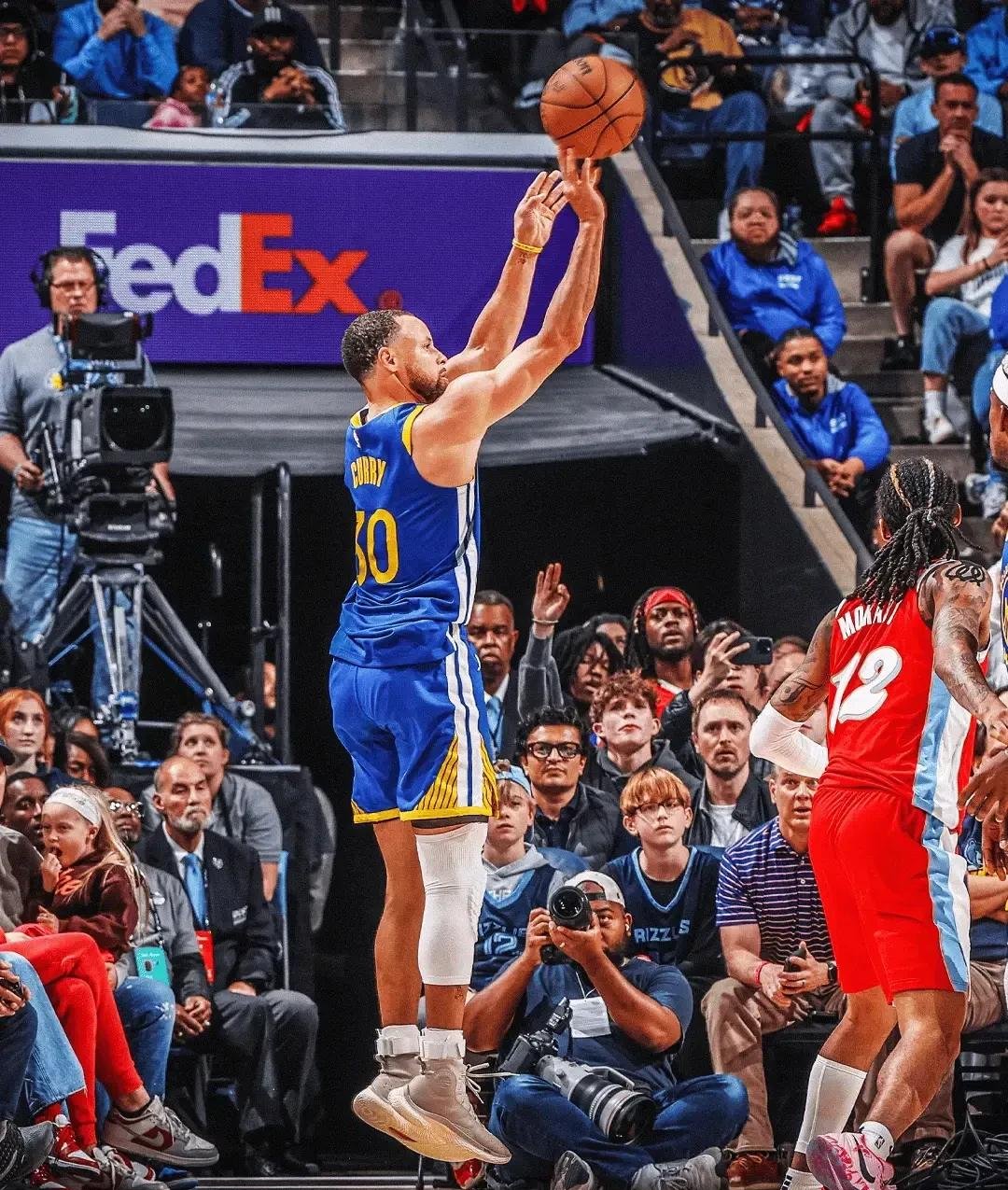 掘金碾压灰熊，库里统治全场