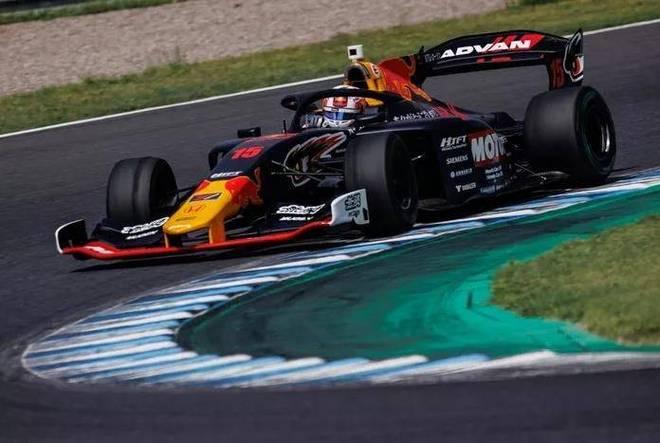 红牛车队轻取阿斯顿马丁，佩雷兹刷新纪录