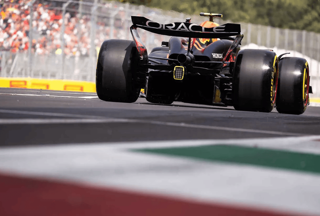 迈凯伦险胜梅赛德斯,佩雷兹点燃赛场 迈凯伦险胜梅赛德斯,佩雷兹点燃赛场