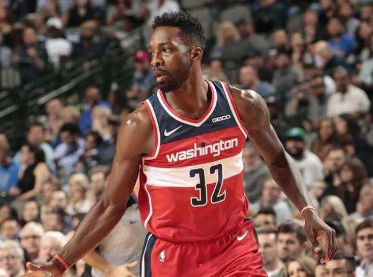 山东队翻盘凯尔特人，易建联统治全场