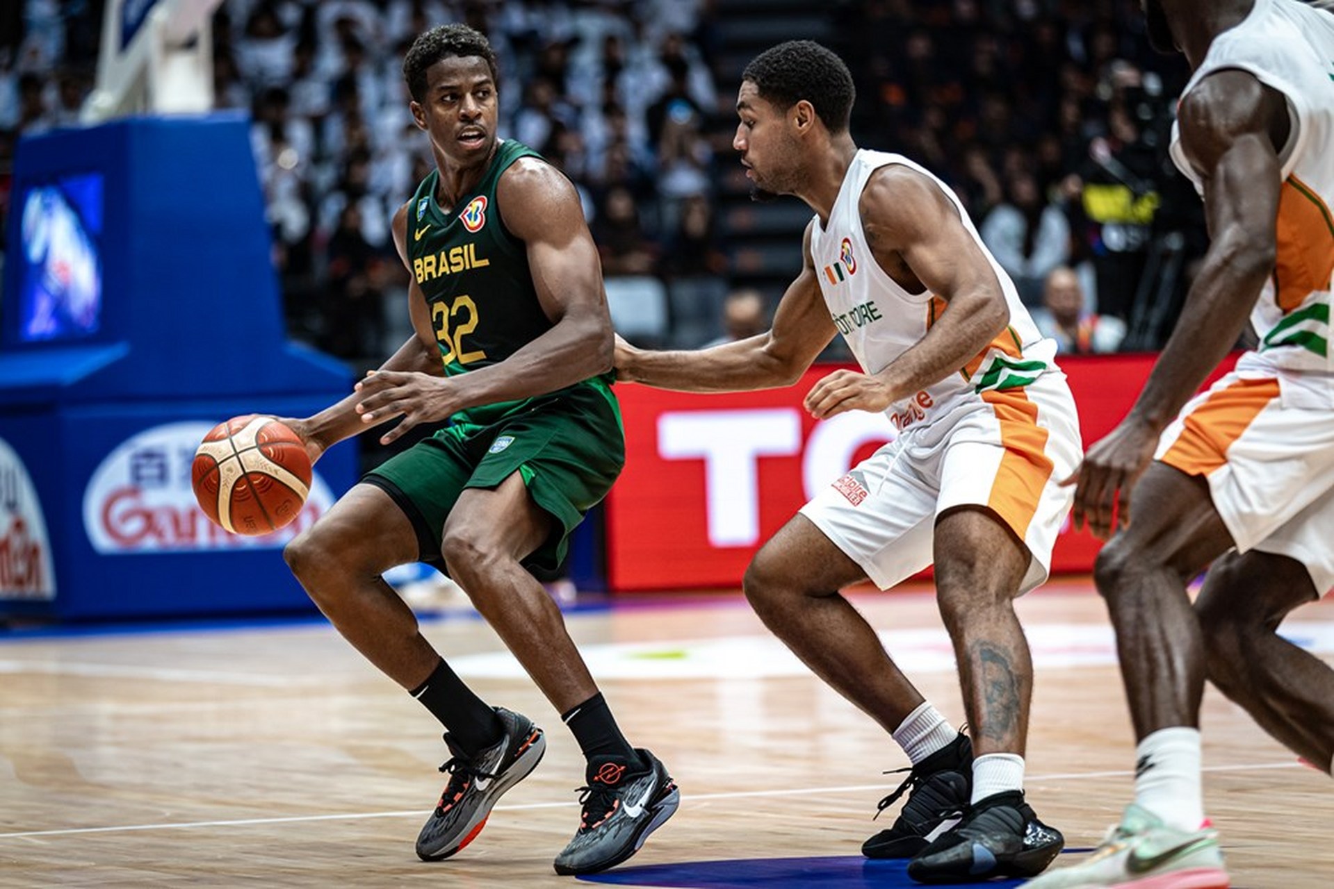 世界各国球队在全球篮球赛事中展现出强大实力