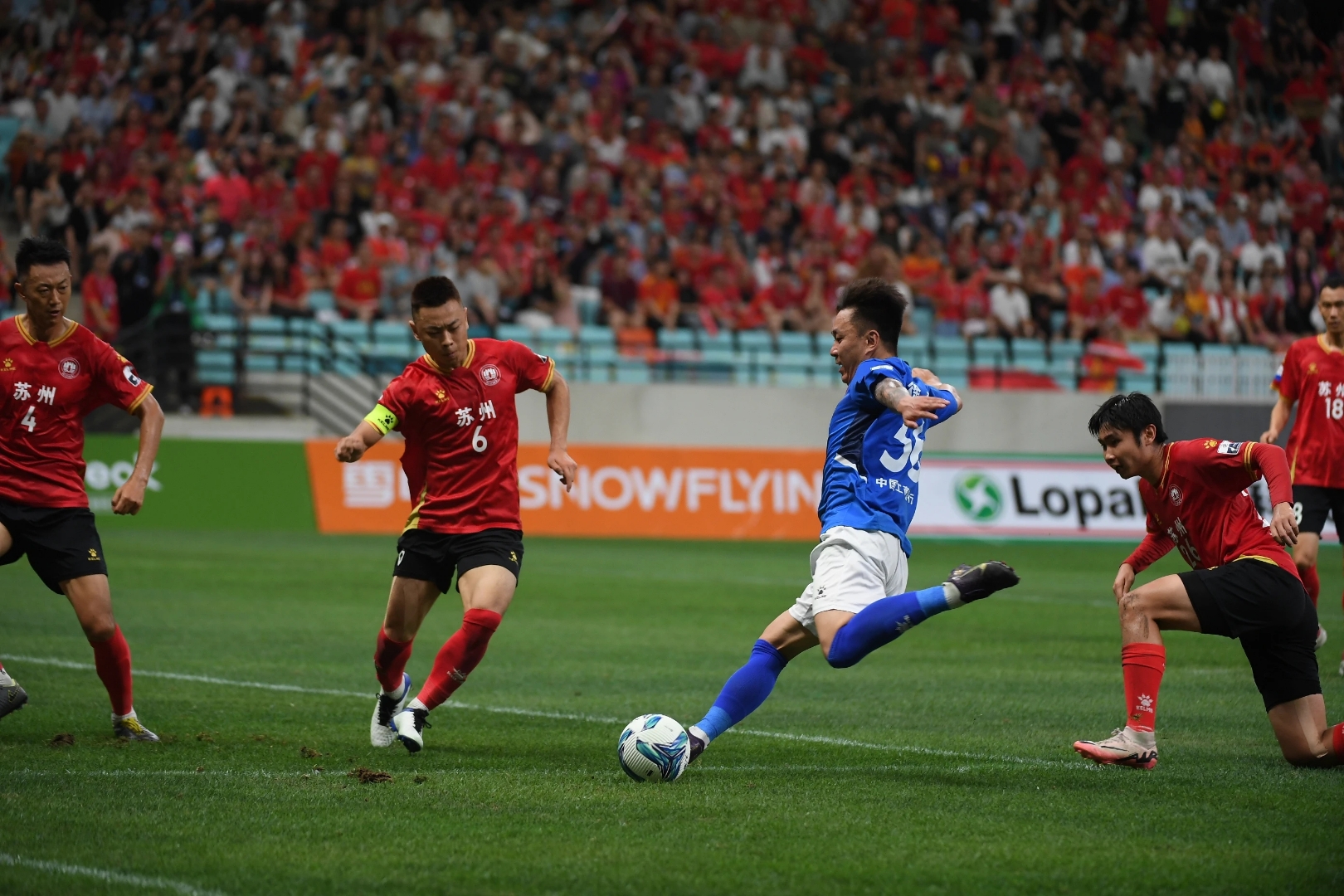 足球赛场上的大战正酣，谁胜谁负