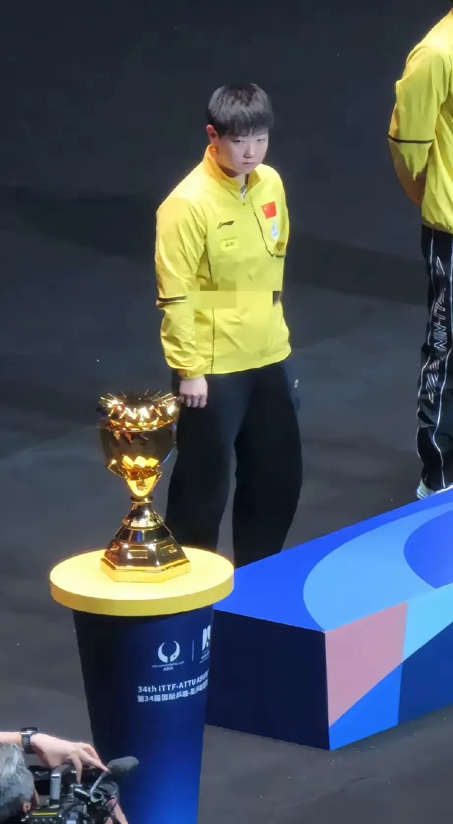 运动员拼尽全力，决心争夺冠军殊荣